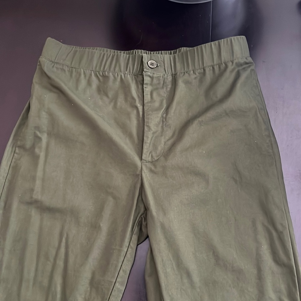 Olive green women’s elastic skinny pants with pockets. Sky and sparrow size M